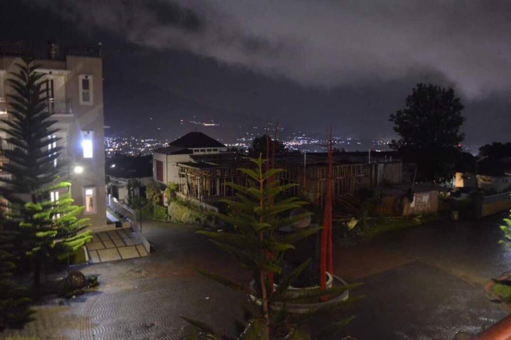 Villa Agro Kusuma Pinus R7 Batu  Buitenkant foto